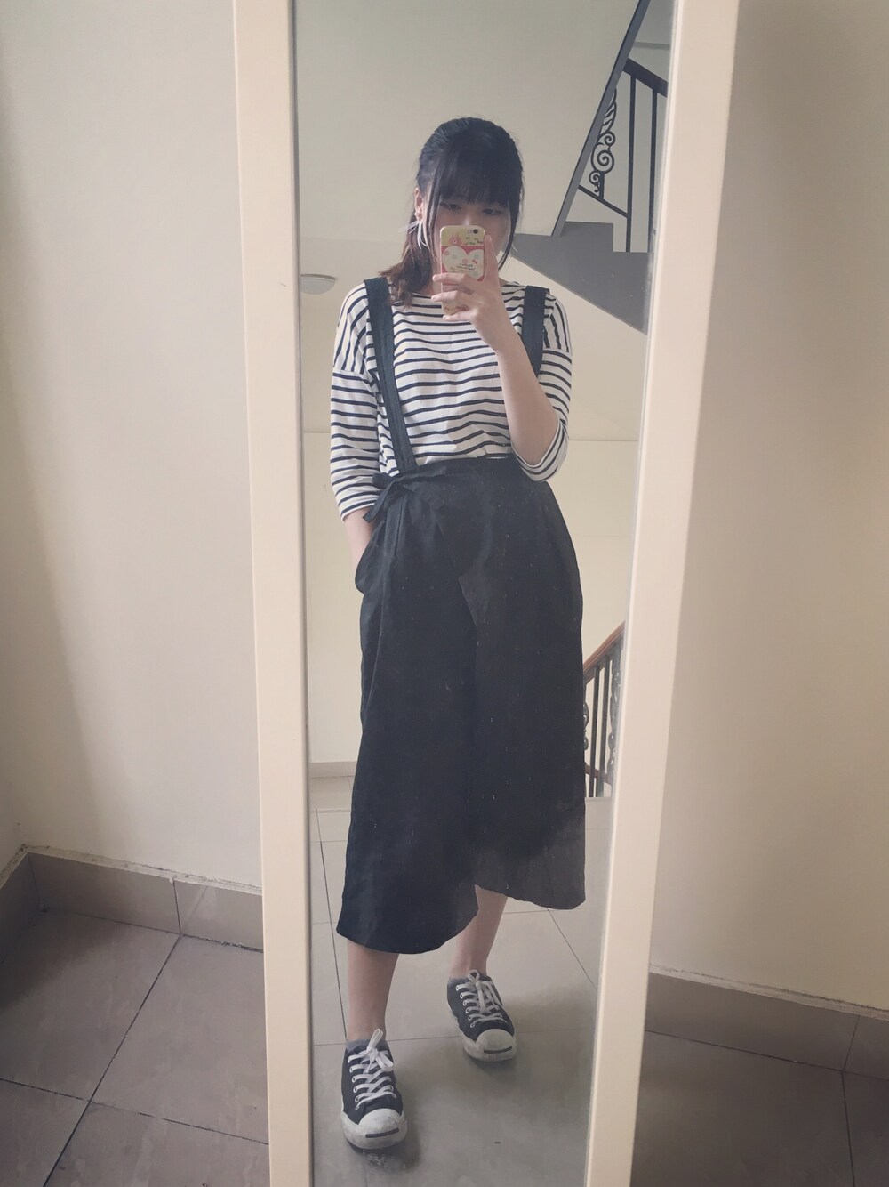 ブラック系のその他パンツ、ホワイト系のスニーカー、ブラック系のTシャツ/カットソーを着用したレディースの春コーディネートの1枚目の写真