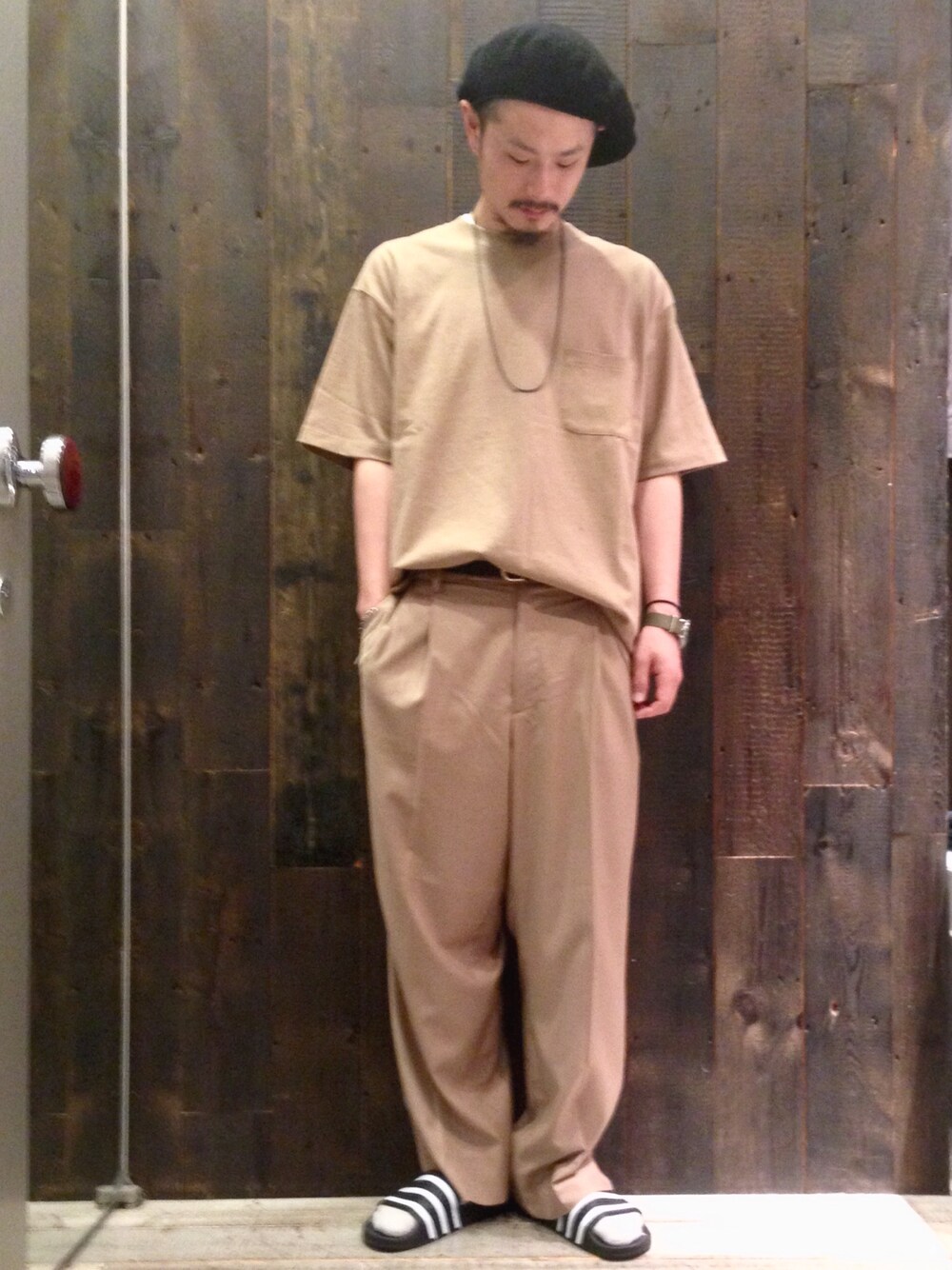 「シンプル、adidas、セットアップ、ベレー帽、ベージュ、夏、サンダル、タックイン、名古屋、ハレ」｜「HAREのメンアサテアミベレー(HARE)（ハンチング/ベレー帽、ブラック系）」を使った、t__munaさん（メンズ・170cm）の春コーディネートの1枚目の写真