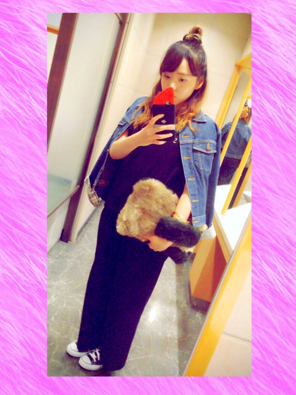 ブルー系のデニムジャケット、グリーン系のクラッチバッグ、ブラック系のTシャツ/カットソーを着用したレディースの秋コーディネートの1枚目の写真