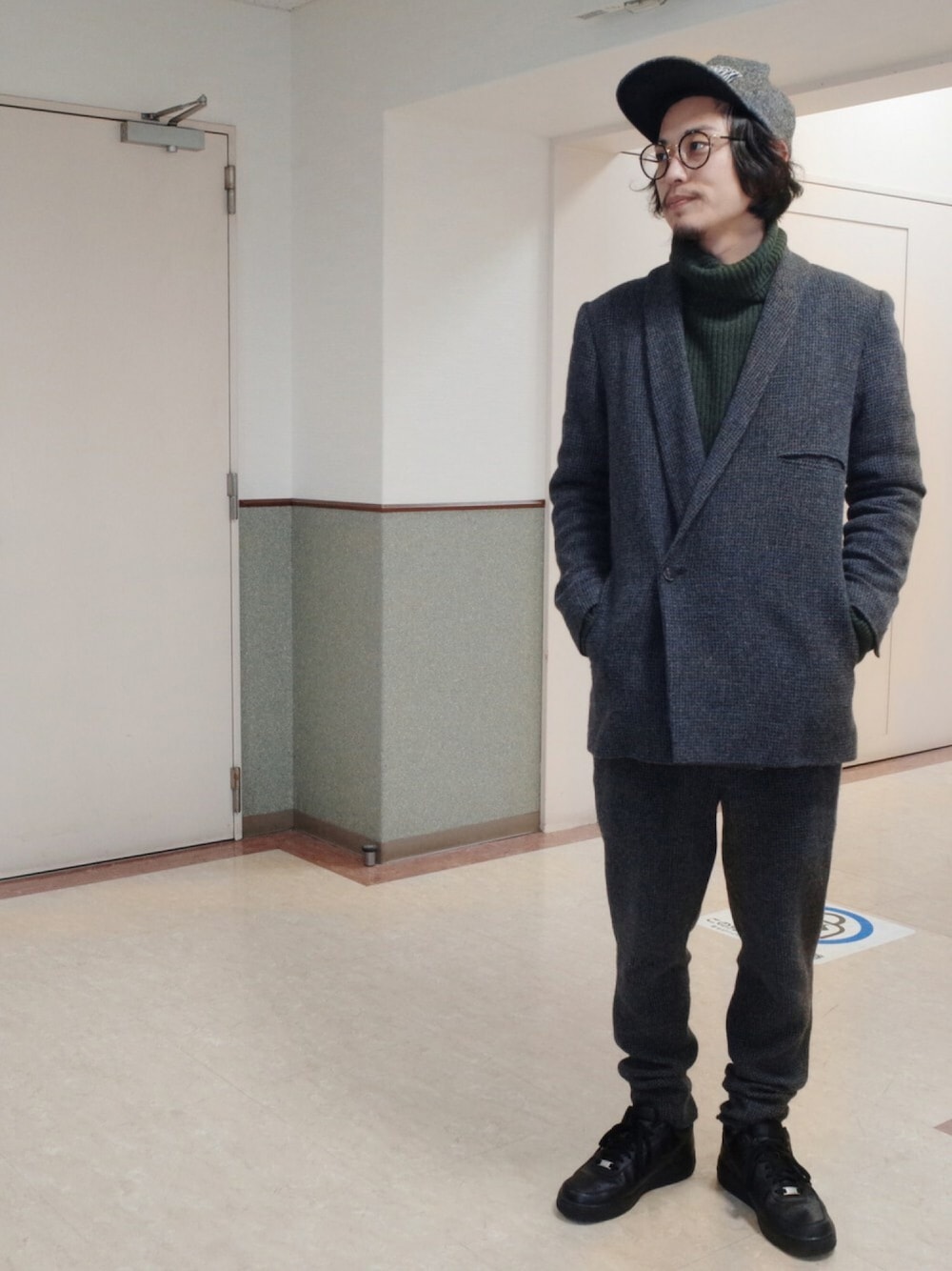 「doubletのアイテム（キャップ、グレー系）」を使った、チョカオさん（メンズ・170cm）の冬コーディネートの1枚目の写真