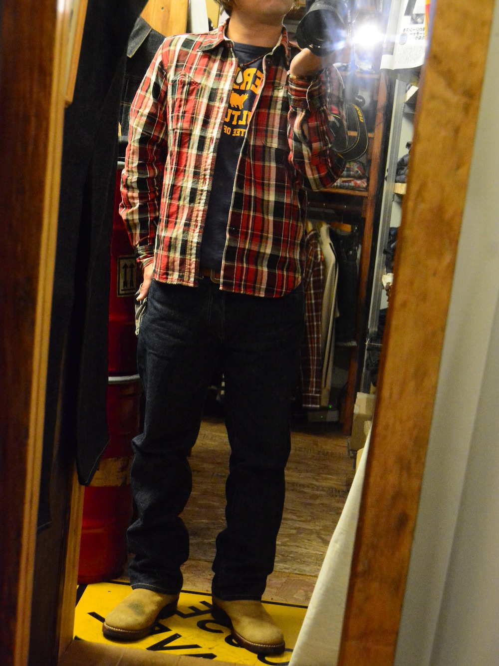 ブルー系のデニムパンツ、レッド系のシャツ/ブラウス、その他のTシャツ/カットソーを着用したメンズの冬コーディネートの1枚目の写真