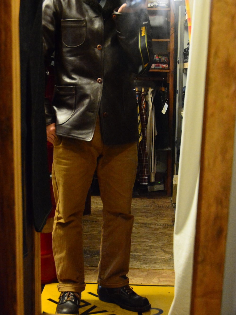 ブラウン系のスラックス、ブラウン系のその他アウター、ブラウン系のブーツを着用したメンズの冬コーディネートの1枚目の写真