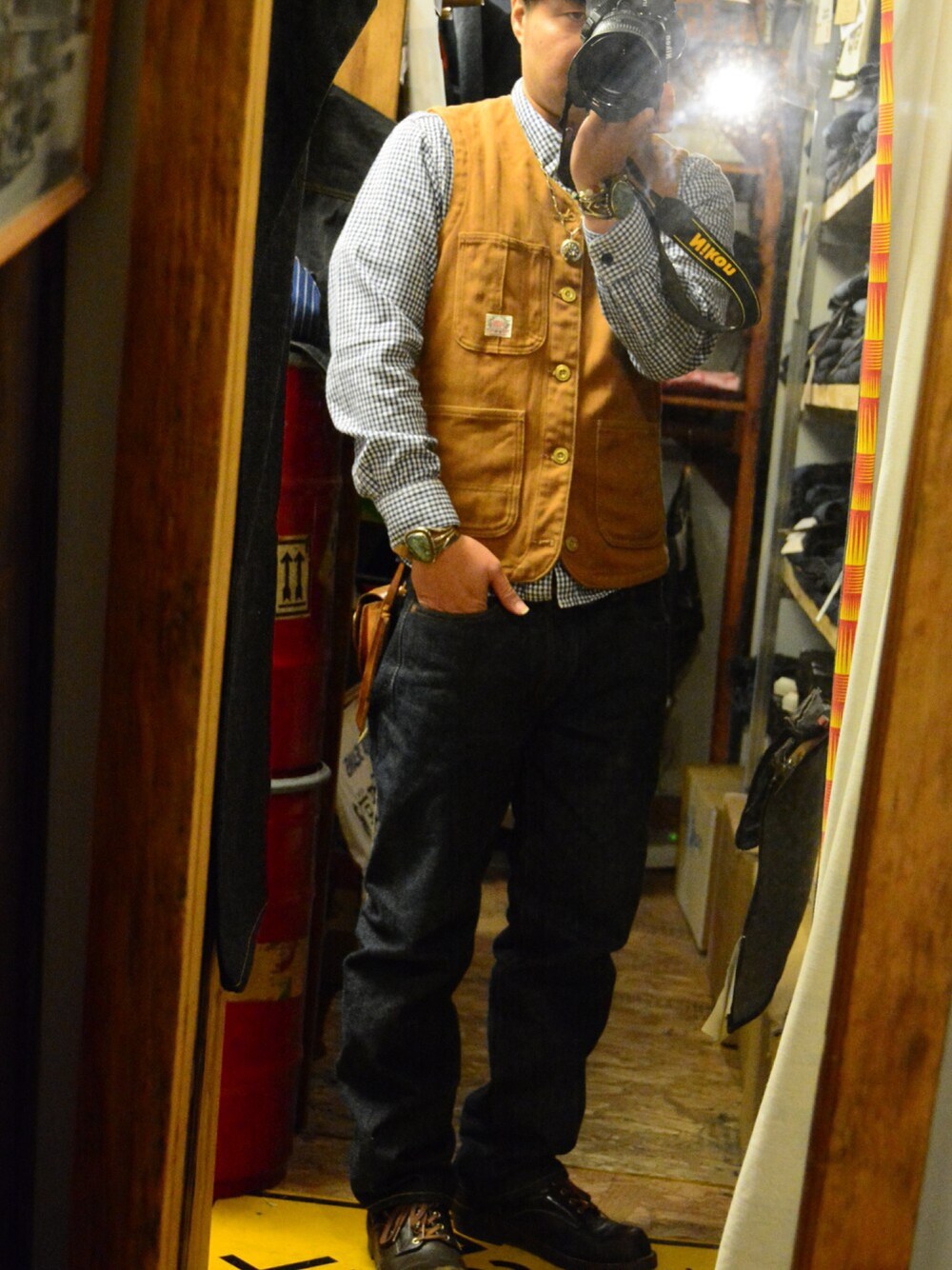 ブルー系のデニムパンツ、ブラウン系のベスト、ブルー系のシャツ/ブラウスを着用したメンズの冬コーディネートの1枚目の写真