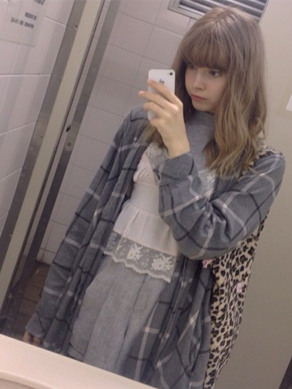 「グレー、ピンク、可愛い」｜「MONKIのアイテム（その他アウター、グレー系）」を使った、AlvaHilleviさん（レディース・165cm）の冬コーディネートの1枚目の写真
