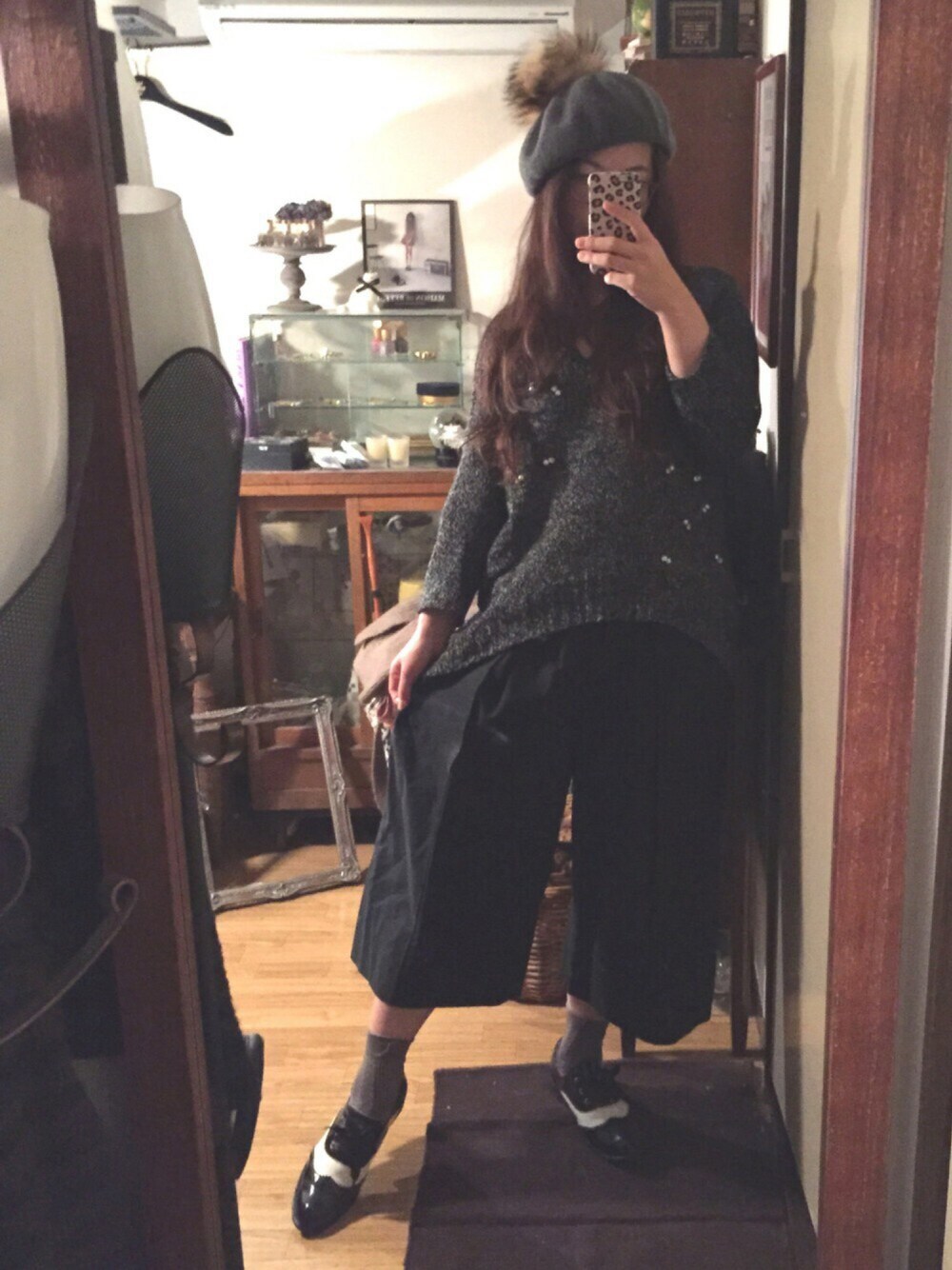 ブラック系のドレスシューズ、ブラック系のニット/セーター、グリーン系のその他アウターを着用したレディースの秋コーディネートの1枚目の写真