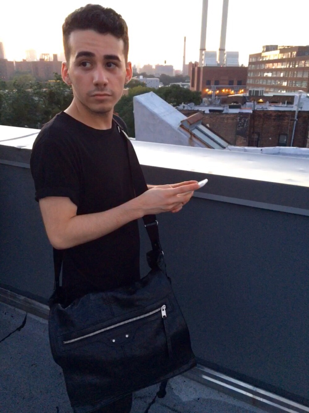 「ootd、outfit、summer、casual、streetstyle、NYC、BALENCIAGA、theory、black」｜「BALENCIAGAのアイテム（メッセンジャーバッグ、ブラック系）」を使った、Nathanさん（メンズ・160cm）の夏コーディネートの1枚目の写真