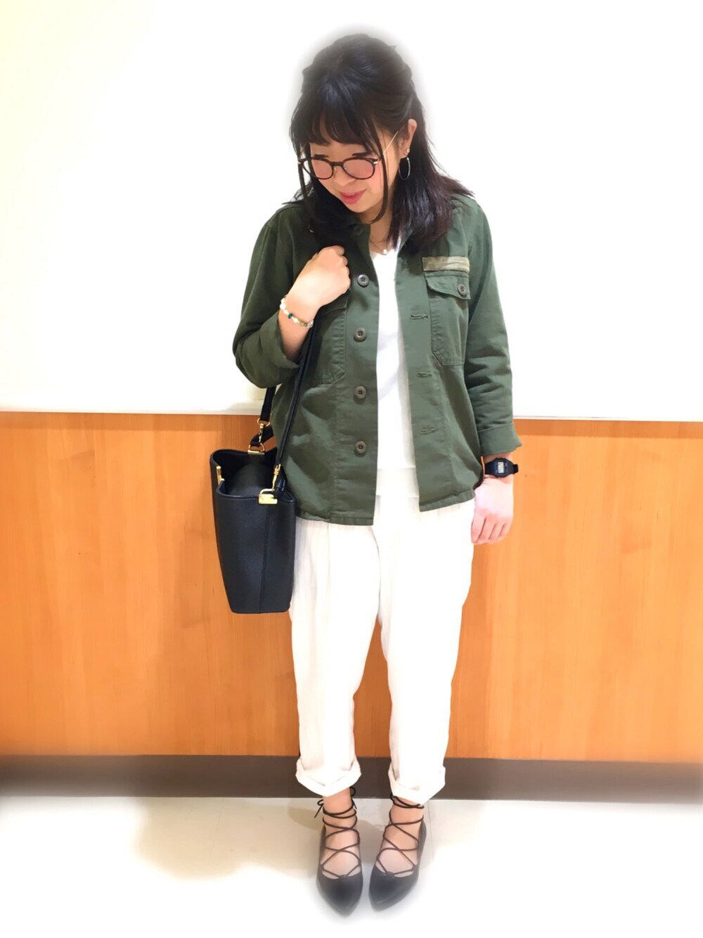 「カジュアル、レースアップシューズ」｜「flowerのアイテム（ミリタリージャケット、グリーン系）」を使った、a.y.aさん（レディース・154cm）の春コーディネートの1枚目の写真