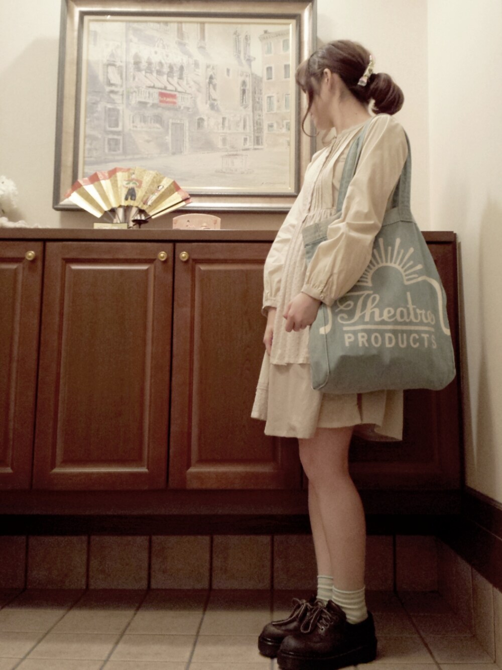 ブルー系のトートバッグ、グリーン系のソックス/靴下、ピンク系のヘアゴムを着用したレディースの冬コーディネートの1枚目の写真