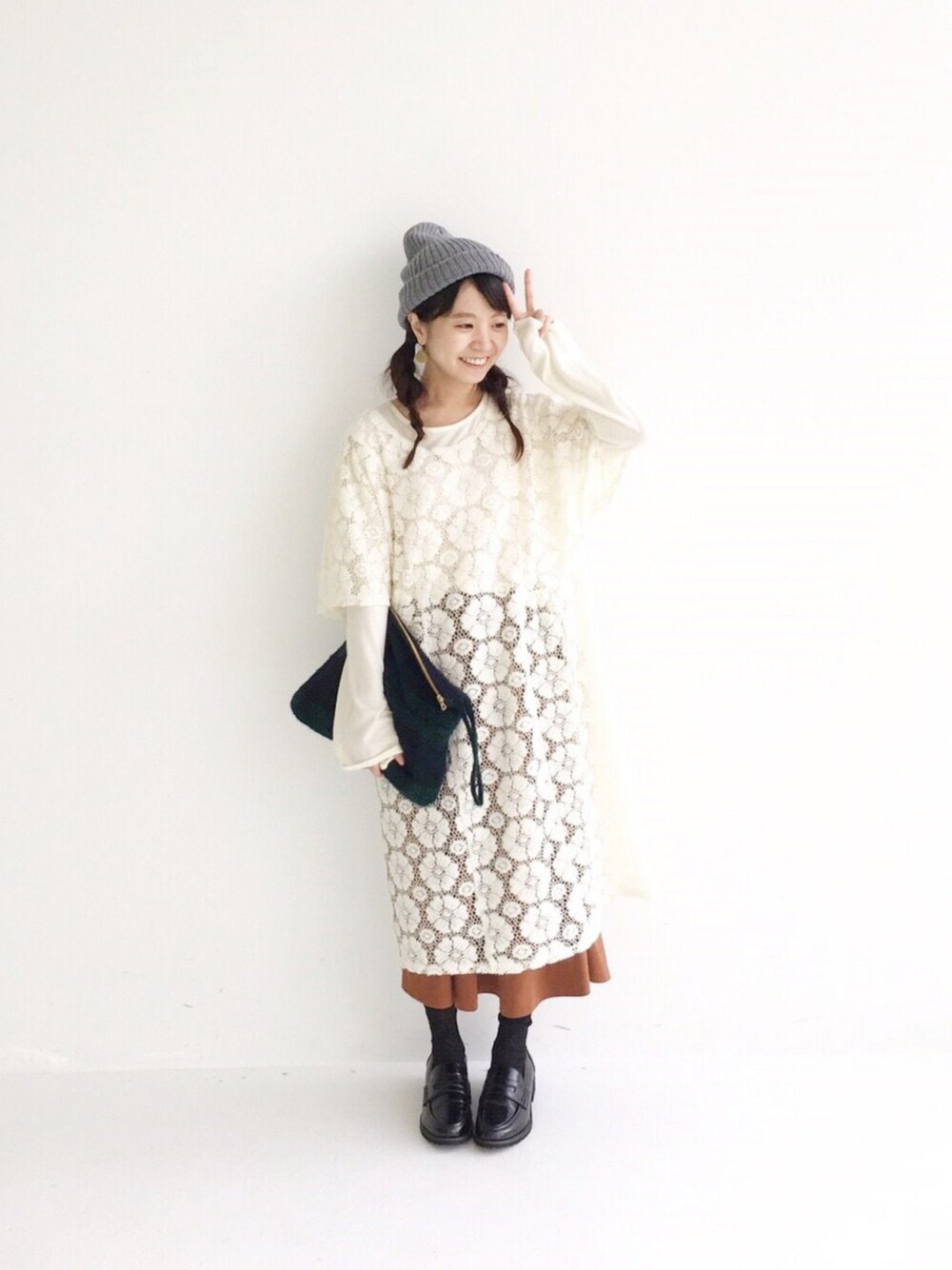 ホワイト系のTシャツ/カットソー、ホワイト系のワンピース、レッド系のスカートを着用したレディースの秋コーディネートの1枚目の写真