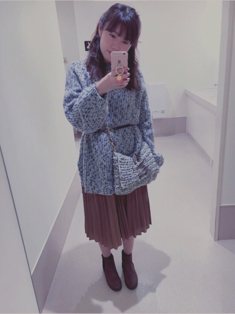 ブルー系のニット/セーター、ベージュ系のスカート、グレー系のショルダーバッグを着用したレディースの秋コーディネートの1枚目の写真