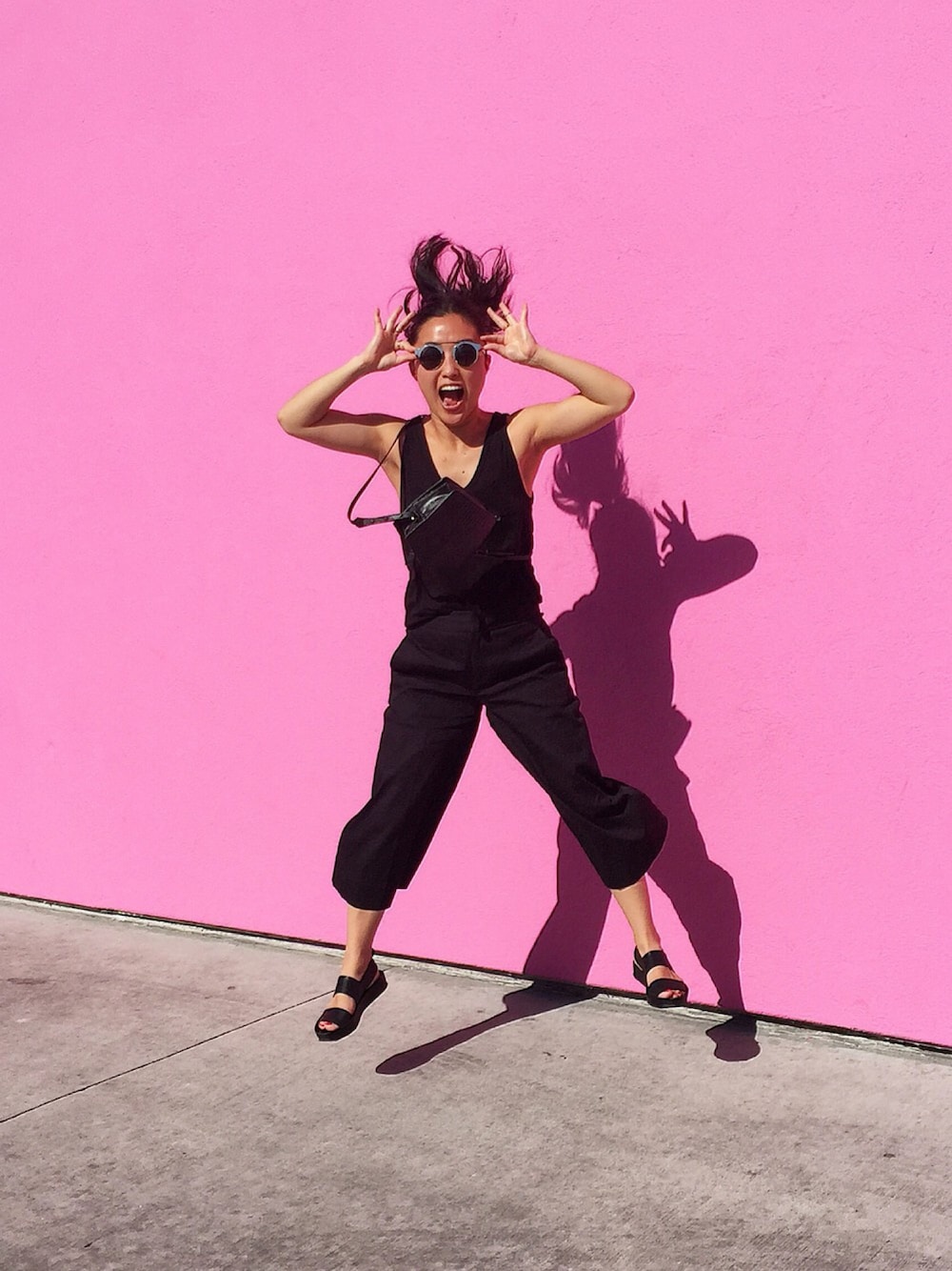 「monochrome、summer、Los Angeles、R29xWEAR」｜「alexanderwangのアイテム（タンクトップ、ブラック系）」を使った、sammkyuさん（レディース・150cm）の春コーディネートの1枚目の写真