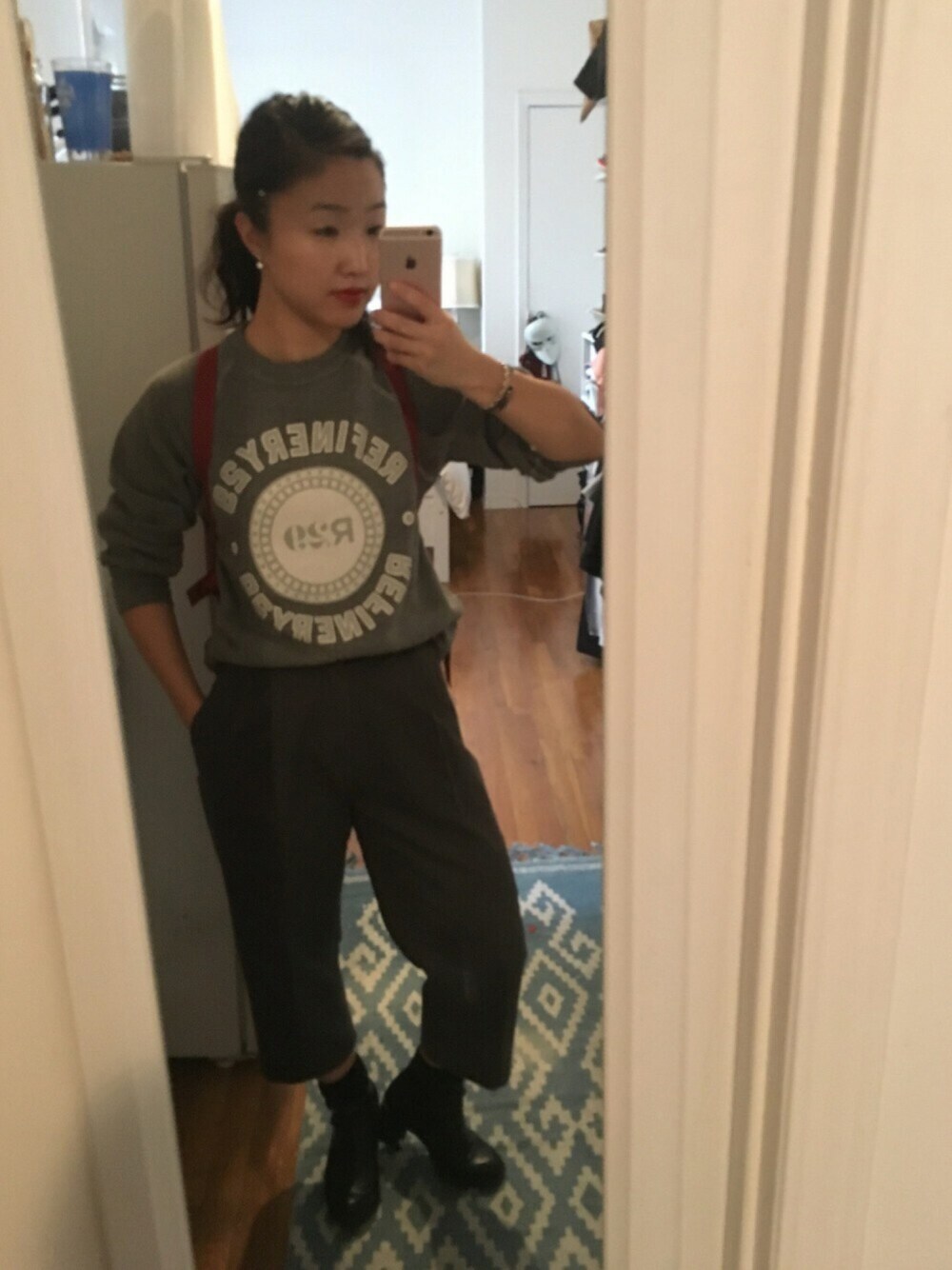 「monochrome、groutfit」｜「Refinery29のアイテム（スウェット、グレー系）」を使った、sammkyuさん（レディース・150cm）の春コーディネートの1枚目の写真