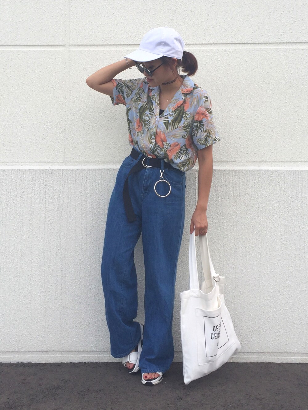 ブルー系のシャツ/ブラウス、ブルー系のデニムパンツ、ホワイト系のサンダルを着用したレディースの夏コーディネートの1枚目の写真