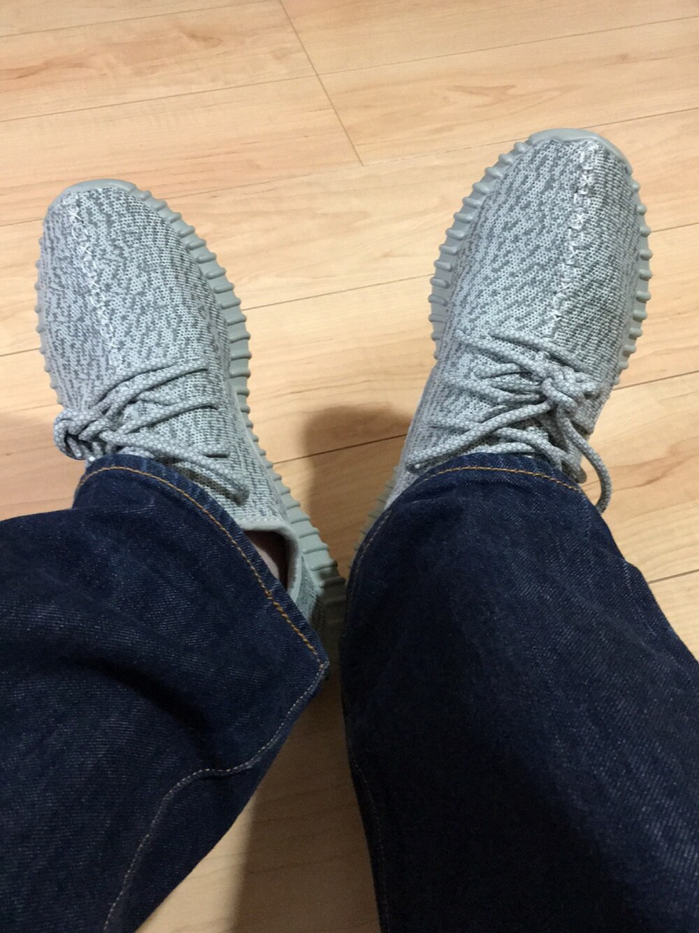 「yeezyboost、アディダス、スニーカー、デニム、yeezy、リジットデニム、スニーカーコーデ」｜「adidasのアイテム（スニーカー、グレー系）」を使った、ゆうすけさん（メンズ・168cm）の冬コーディネートの1枚目の写真