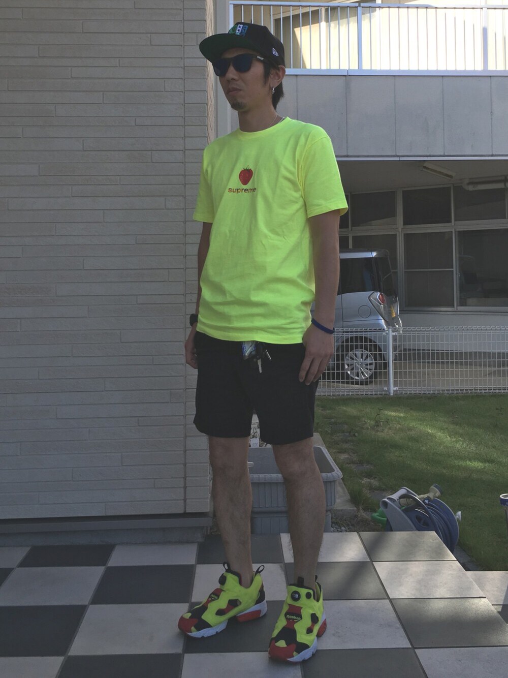「シュプリーム、supreme、グラミチ、ラフ、蛍光イエロー、リーボック(Reebok)、ポンプフューリー、ポケモンGO、クソ暑い」｜「Supreme のアイテム（Tシャツ/カットソー、イエロー系）」を使った、ゆうすけさん（メンズ・168cm）の夏コーディネートの1枚目の写真