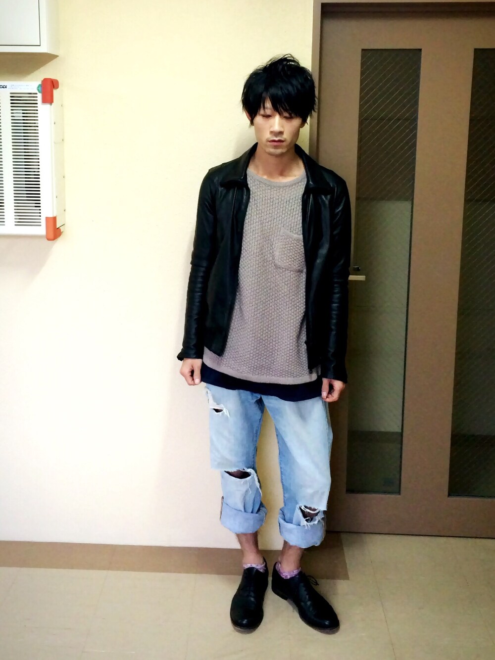 「STUDIOUSの長袖ニット（ニット/セーター、ブラウン系）」を使った、n.r.aさん（メンズ・170cm）の秋コーディネートの1枚目の写真