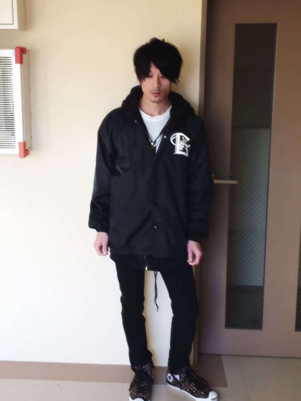 「glambのレオパード柄ハイカットスニーカー【CONVERSEコラボ】（スニーカー、ブラウン系）」を使った、n.r.aさん（メンズ・170cm）の秋コーディネートの1枚目の写真