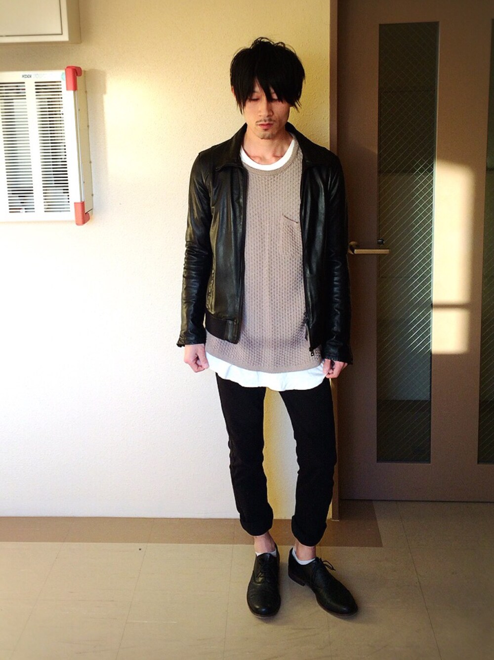 「STUDIOUSの長袖ニット（ニット/セーター、ブラウン系）」を使った、n.r.aさん（メンズ・170cm）の秋コーディネートの1枚目の写真