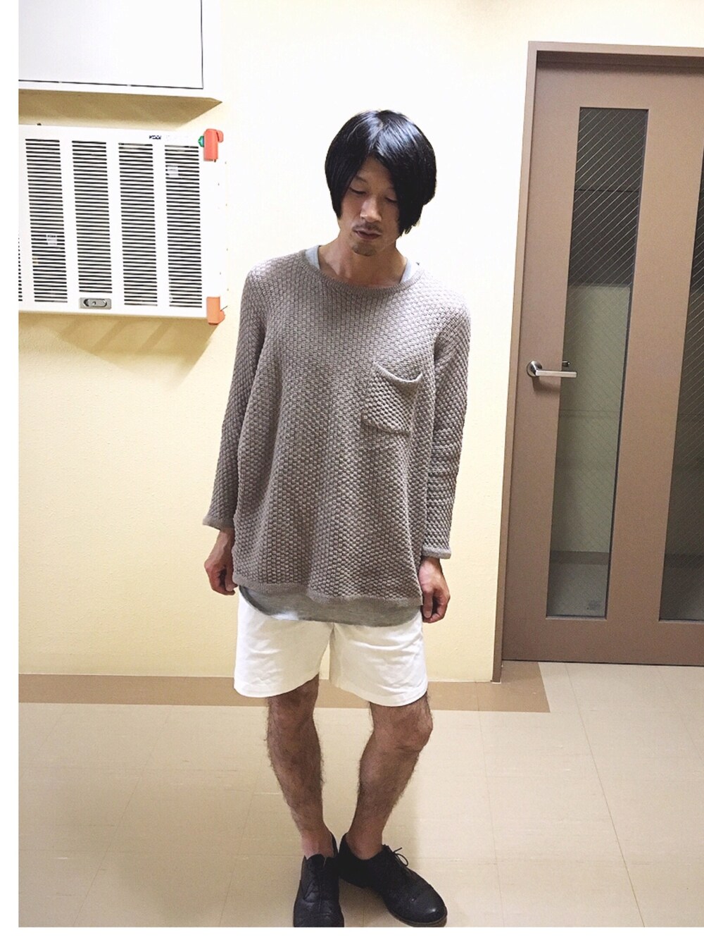 「ラフ、ショートパンツ、レイヤードスタイル、used、ビックT」｜「STUDIOUSの長袖ニット（ニット/セーター、ブラウン系）」を使った、n.r.aさん（メンズ・170cm）の夏コーディネートの1枚目の写真