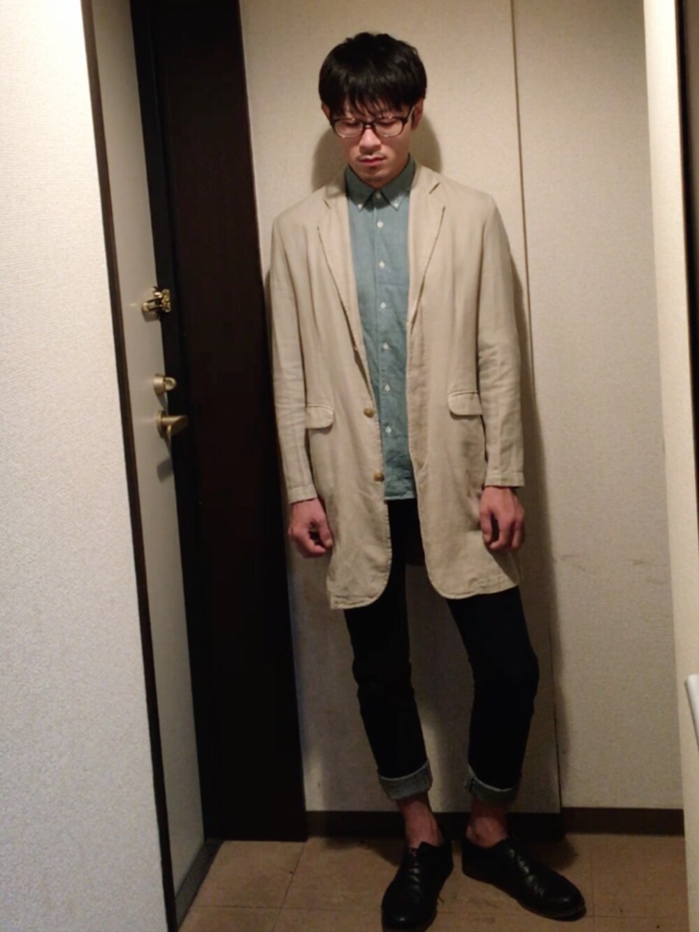 「休日スタイル、オトナカジュアル、秋、シャツスタイル、スキニーデニム、革靴、アメリカンラグシー、ビューティ&ユース、グラム(glamb)、めがね」｜「AMERICAN RAG CIEのAMERICAN RAG CIE コットン リネン 比翼チェスターコート Π（チェスターコート、ベージュ系）」を使った、n.r.aさん（メンズ・170cm）の秋コーディネートの1枚目の写真