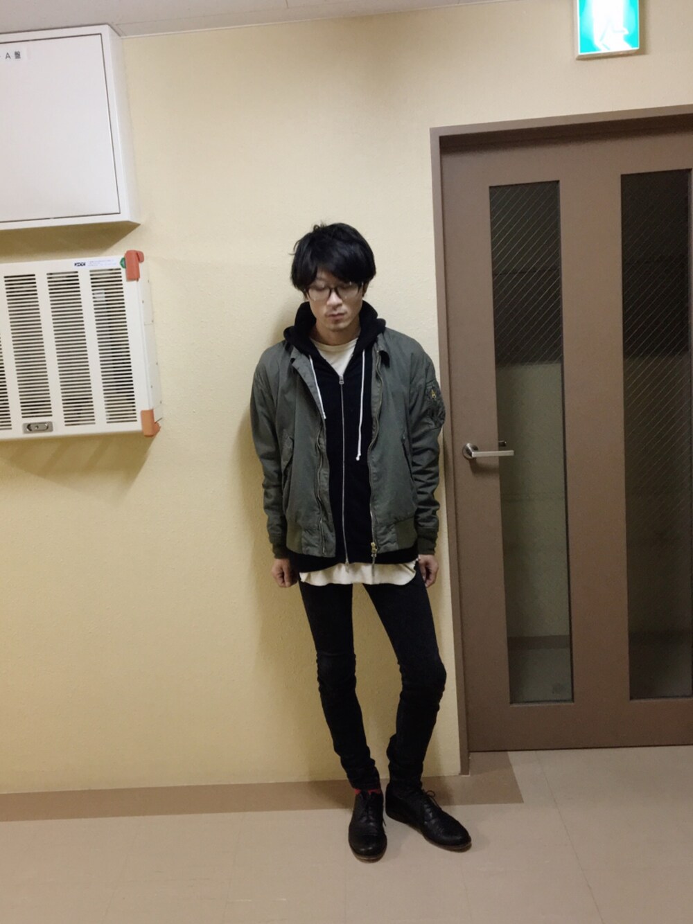 「休日スタイル、スキニー、ラフ、MA-1、レイヤードスタイル」｜「ALPHAの＜ALPHA INDUSTRIES＞×＜monkey time＞ ∴ TANKERS JACKET/アウター（ブルゾン、グリーン系）」を使った、n.r.aさん（メンズ・170cm）の秋コーディネートの1枚目の写真