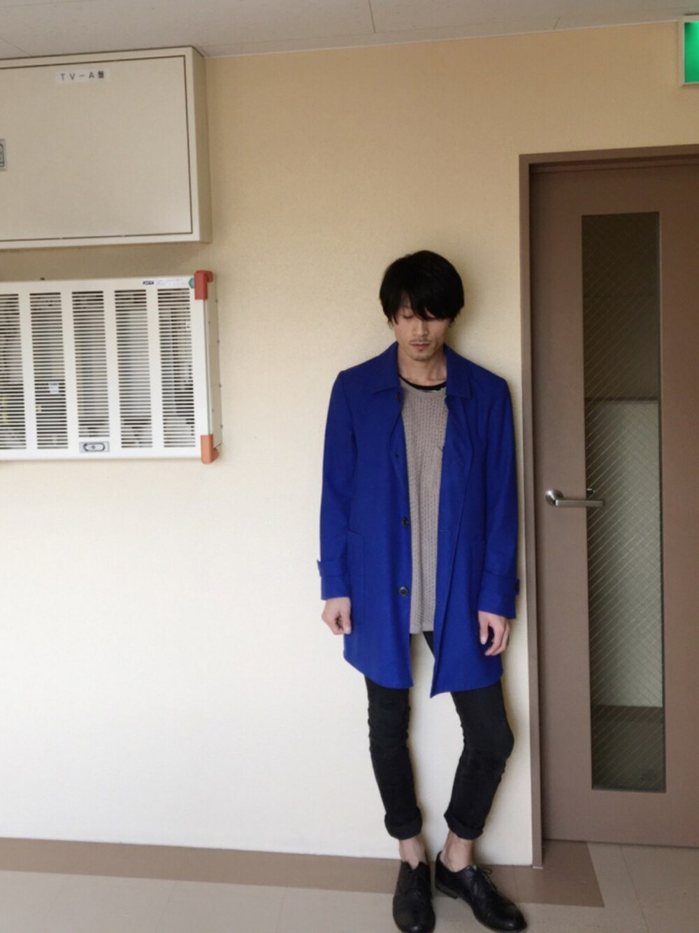「シンプル、革靴、チェスターコート、スキニーデニム、あおmade、休日スタイル、ロールアップ」｜「AMERICAN RAG CIEのAMERICAN RAG CIE by handyworks ドロップショルダーステンカラーコート【WEB限定】∴114-HDE-H132-CO111（ステンカラーコート、ブルー系）」を使った、n.r.aさん（メンズ・170cm）の秋コーディネートの1枚目の写真