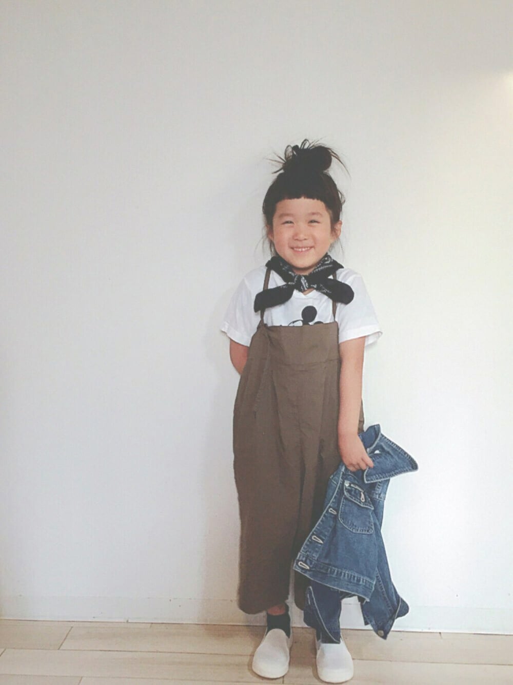 「キッズコーデ、kids、シンプル、サロペット、女の子、サロペット隊員」｜「UNIQLOのアイテム（Tシャツ/カットソー、ホワイト系）」を使った、erinkaさん（キッズ・110cm）の春コーディネートの1枚目の写真