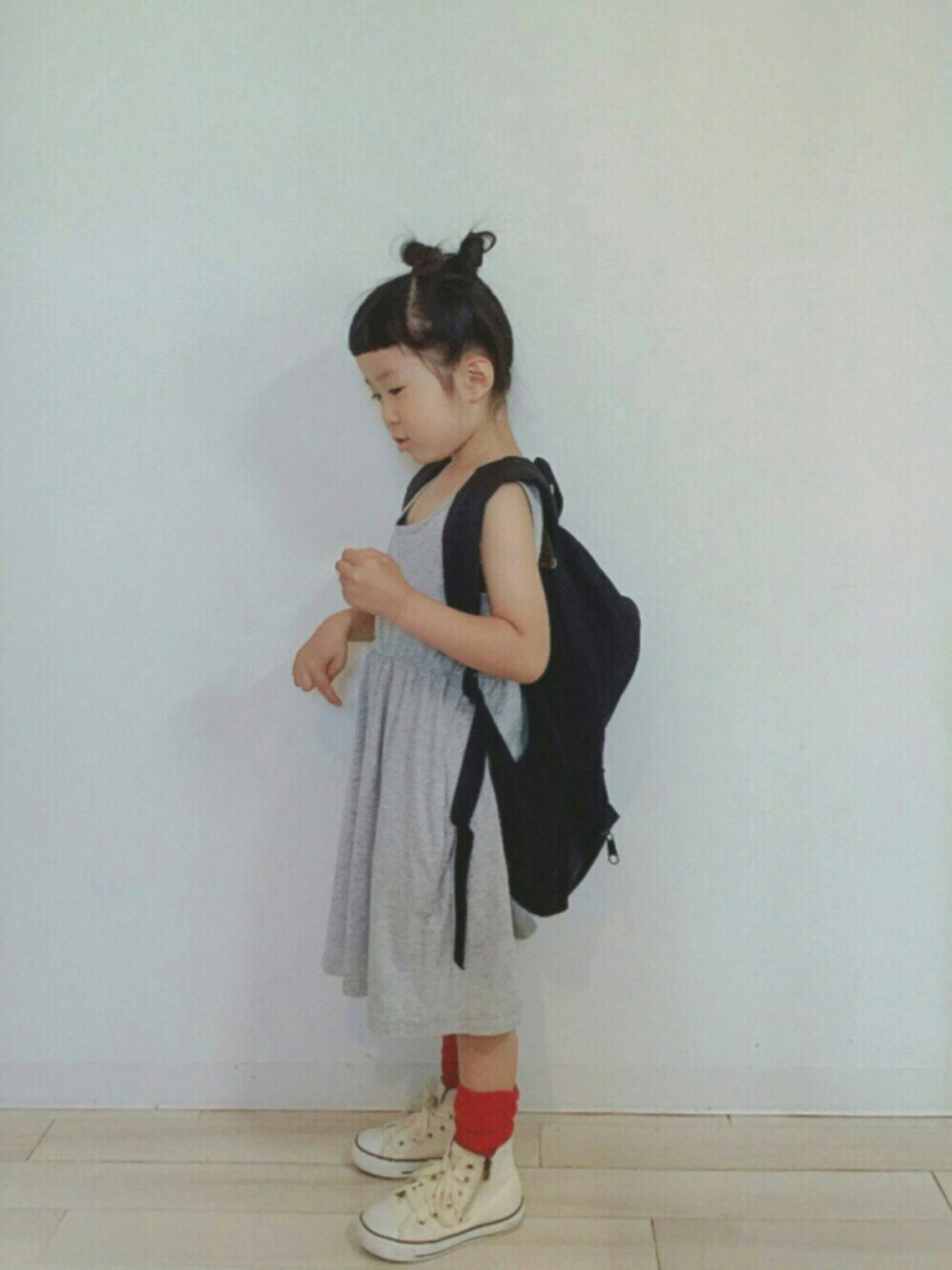 「キッズコーデ、kids、女の子、リュック、ワンピース」｜「UNIQLOのアイテム（ワンピース、グレー系）」を使った、erinkaさん（キッズ・110cm）の春コーディネートの1枚目の写真