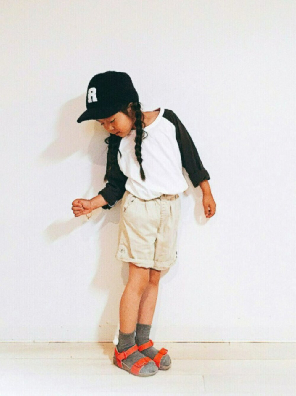 「キッズコーデ、kids、ショートパンツ、ラグランTシャツ、おんなのこ、キャップ部サンダルコーデ」｜「無印良品のアイテム（Tシャツ/カットソー、ホワイト系）」を使った、erinkaさん（キッズ・110cm）の夏コーディネートの1枚目の写真