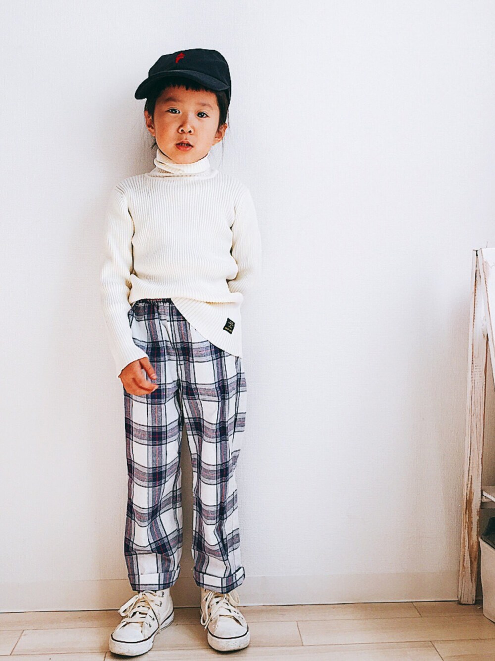 「キッズファッション、kids、シンプル、女の子、タートルネック、キャップ、カジュアルコーデ、6歳、タックイン」｜「petit mainのベーシック無地タートルネックニットプルオーバー（ニット/セーター、ホワイト系）」を使った、erinkaさん（キッズ・110cm）の秋コーディネートの1枚目の写真