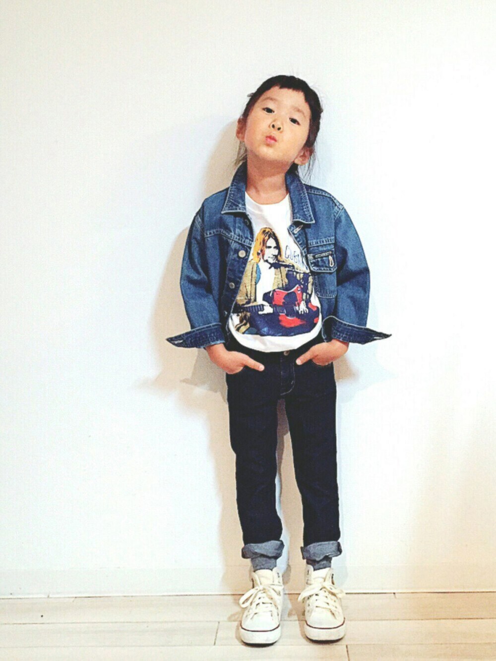 「キッズコーデ、kids、女の子、Branshes、デニム オン デニム」｜「PETIT BATEAUのデニムパンツ（F）（デニムパンツ、ブルー系）」を使った、erinkaさん（キッズ・110cm）の秋コーディネートの1枚目の写真