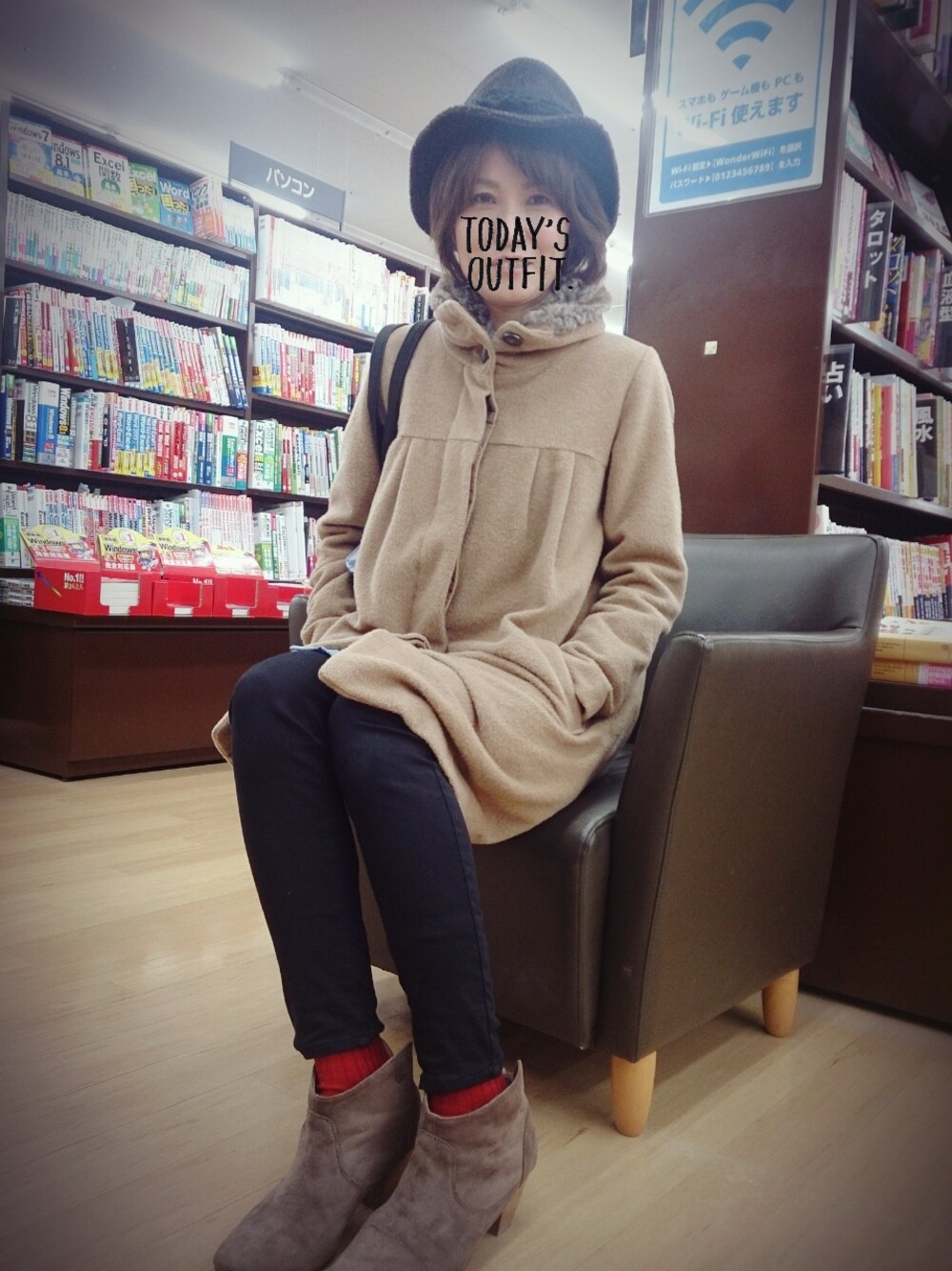 「ふんわり、ファー、ブーティ、差し赤、ハット、黒スキニー、これから仕事、赤い靴下、キャメルアウター」｜「URBAN RESEARCH DOORS WOMENSのシャツワンピース（シャツワンピース、ブルー系）」を使った、さくらんぼさん（レディース・160cm）の冬コーディネートの1枚目の写真