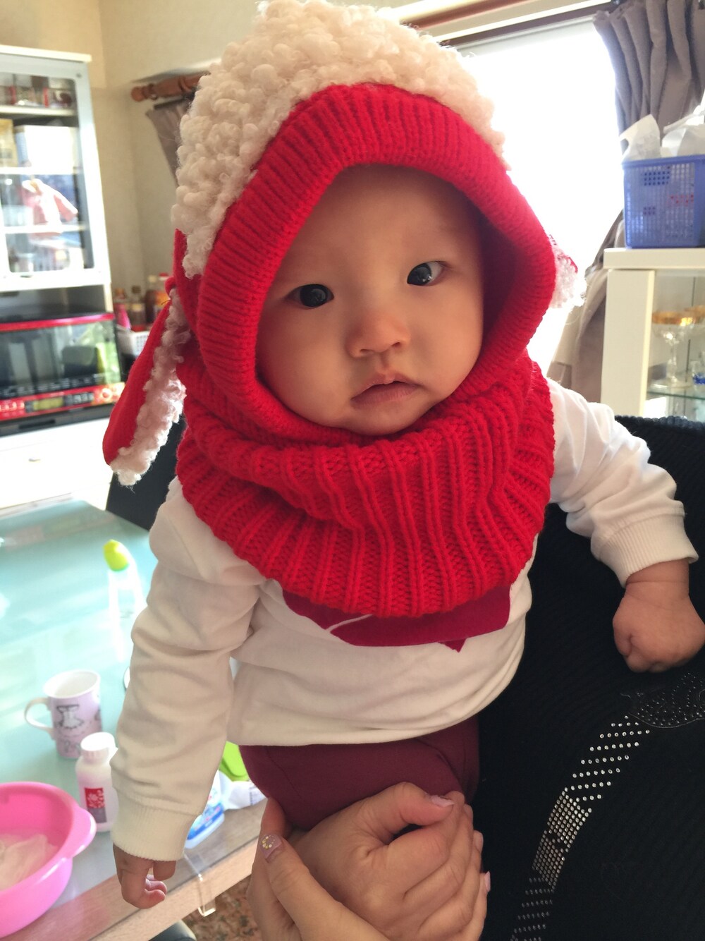 「動物モチーフ、ニット帽、赤いニット帽」｜「ZARA KIDSのアイテム（Tシャツ/カットソー、ホワイト系）」を使った、徐韡さん（キッズ・70cm）の冬コーディネートの1枚目の写真