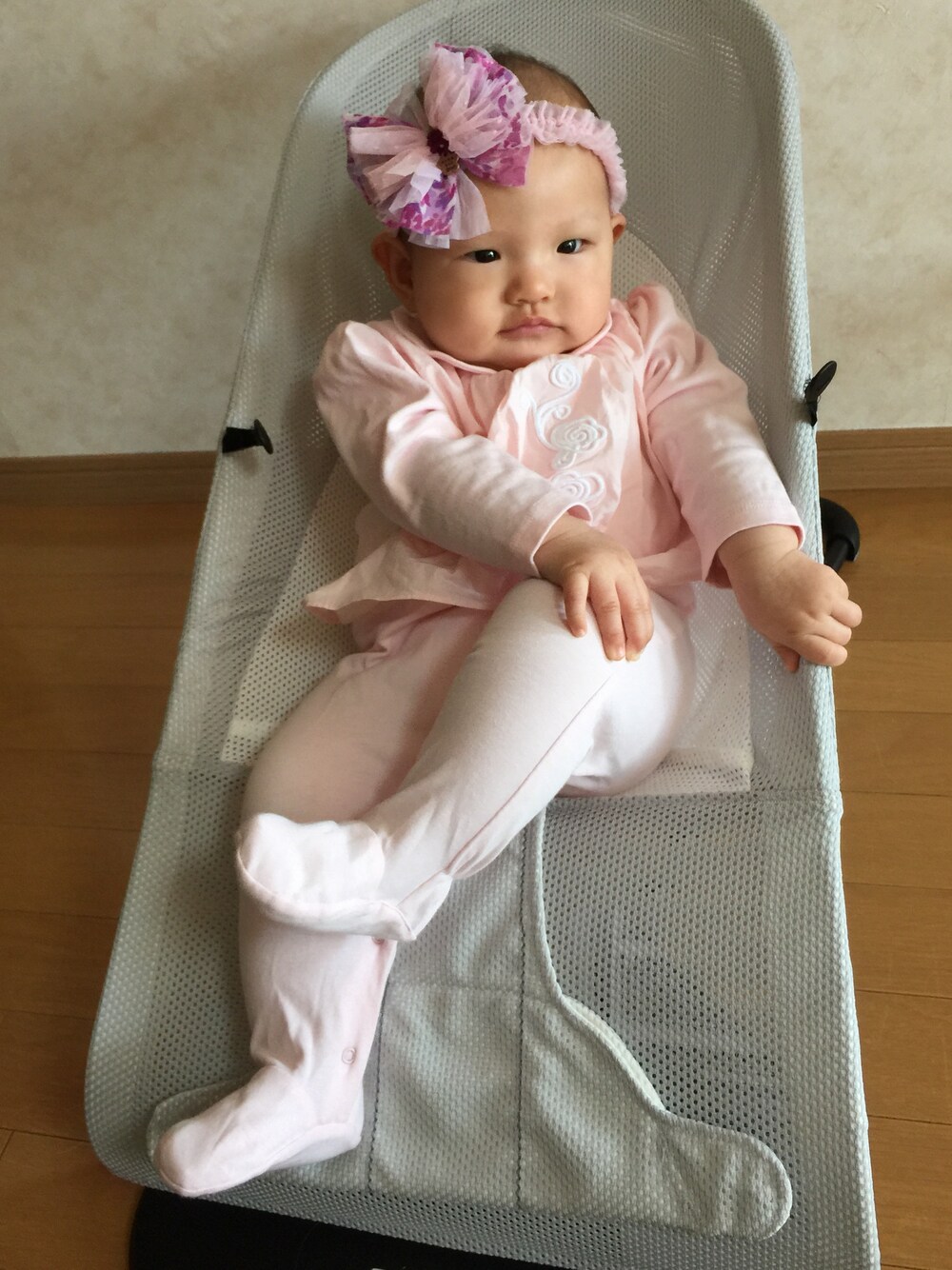 「ヘアーバンド、ロンパース」｜「baby diorのアイテム（ロンパース、ピンク系）」を使った、徐韡さん（キッズ・70cm）の冬コーディネートの1枚目の写真
