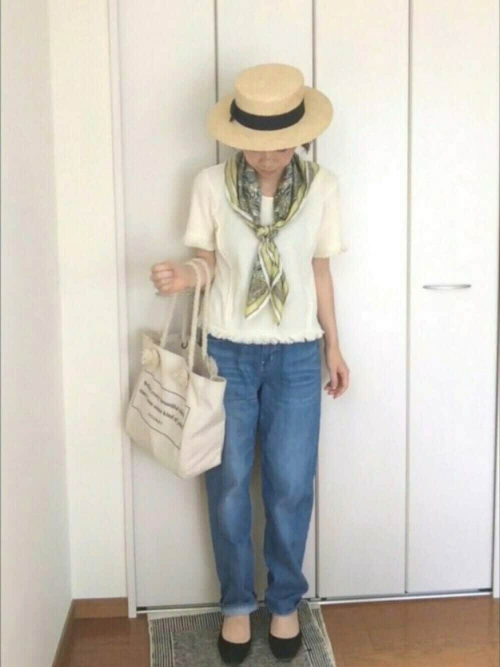 「夏コーデ、ワイドデニム、フリンジトップス、カンカン帽、パンプス、トートバッグ、ホワイトトップス、スカーフ、ドラフトNU、スカーフスタイル」｜「Santelli FrancescaのSantelli Francesca/サンテッリ・フランチェスカ　カンカンHAT                         （ハット、ブラック系）」を使った、gem＊さん（レディース・162cm）の春コーディネートの1枚目の写真