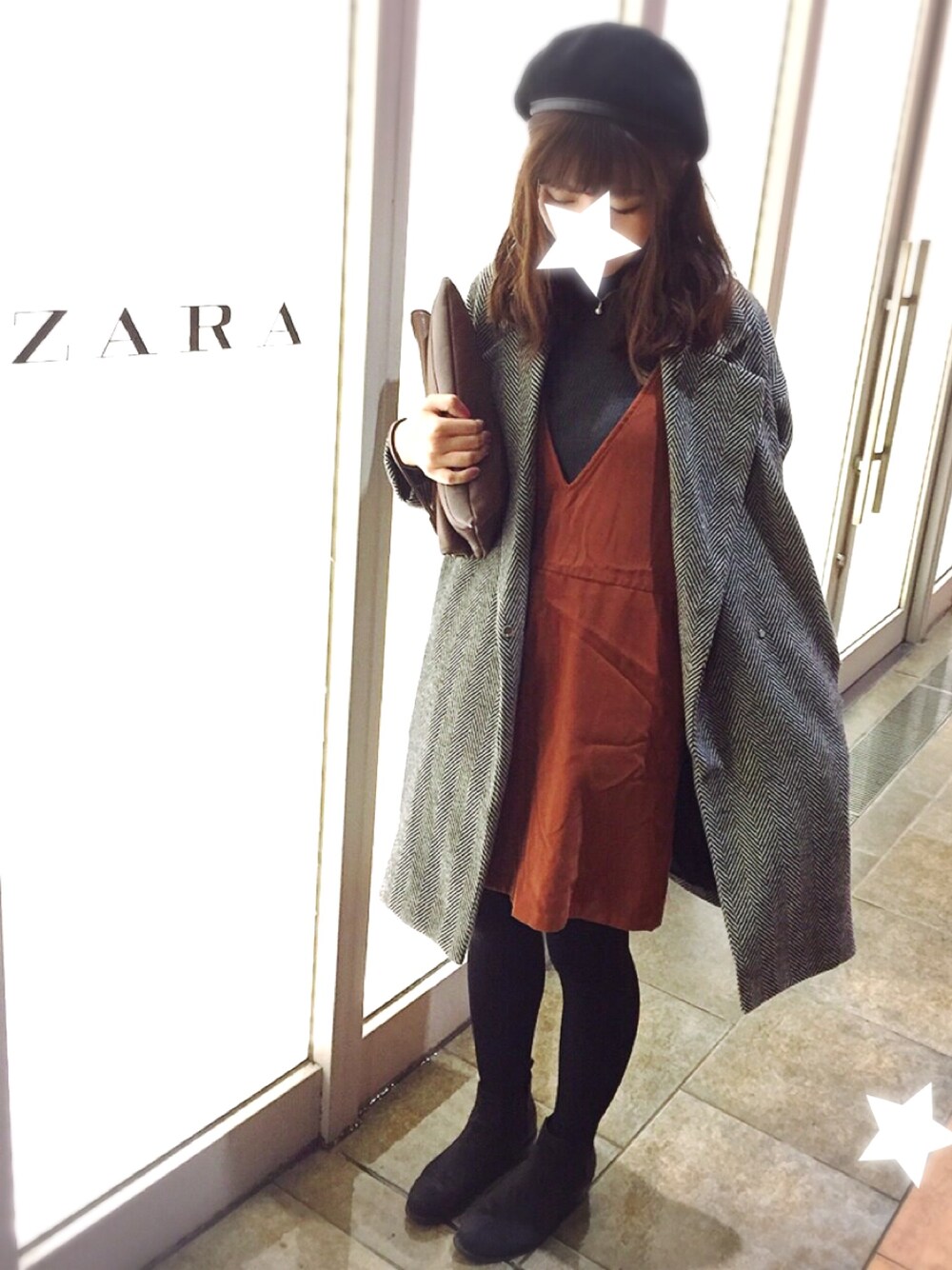 「オトナカジュアル、休日スタイル、チェスターコート、テラコッタ、オレンジ、工藤遥、mystic」｜「HAREのバスクベレー(HARE)（ハンチング/ベレー帽、ブラック系）」を使った、DECOMiさん（レディース・163cm）の秋コーディネートの1枚目の写真