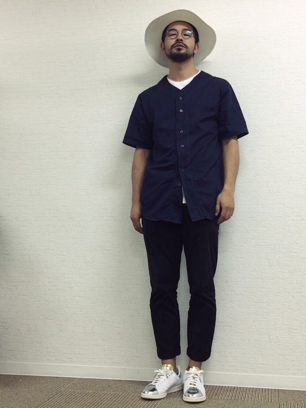 ホワイト系のスニーカー、ブラック系のその他パンツ、ブルー系のシャツ/ブラウスを着用したメンズの秋コーディネートの1枚目の写真