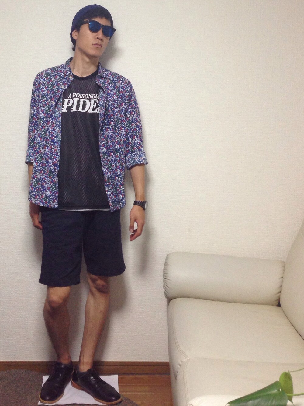 「花柄シャツ、サングラス、ニット帽、ショーツ」｜「WEGOのWEGO/リバーシブルメッシュ半袖Tシャツ（Tシャツ/カットソー、ブラック系）」を使った、Ｊ．Worshingtonさん（メンズ・185cm）の秋コーディネートの1枚目の写真