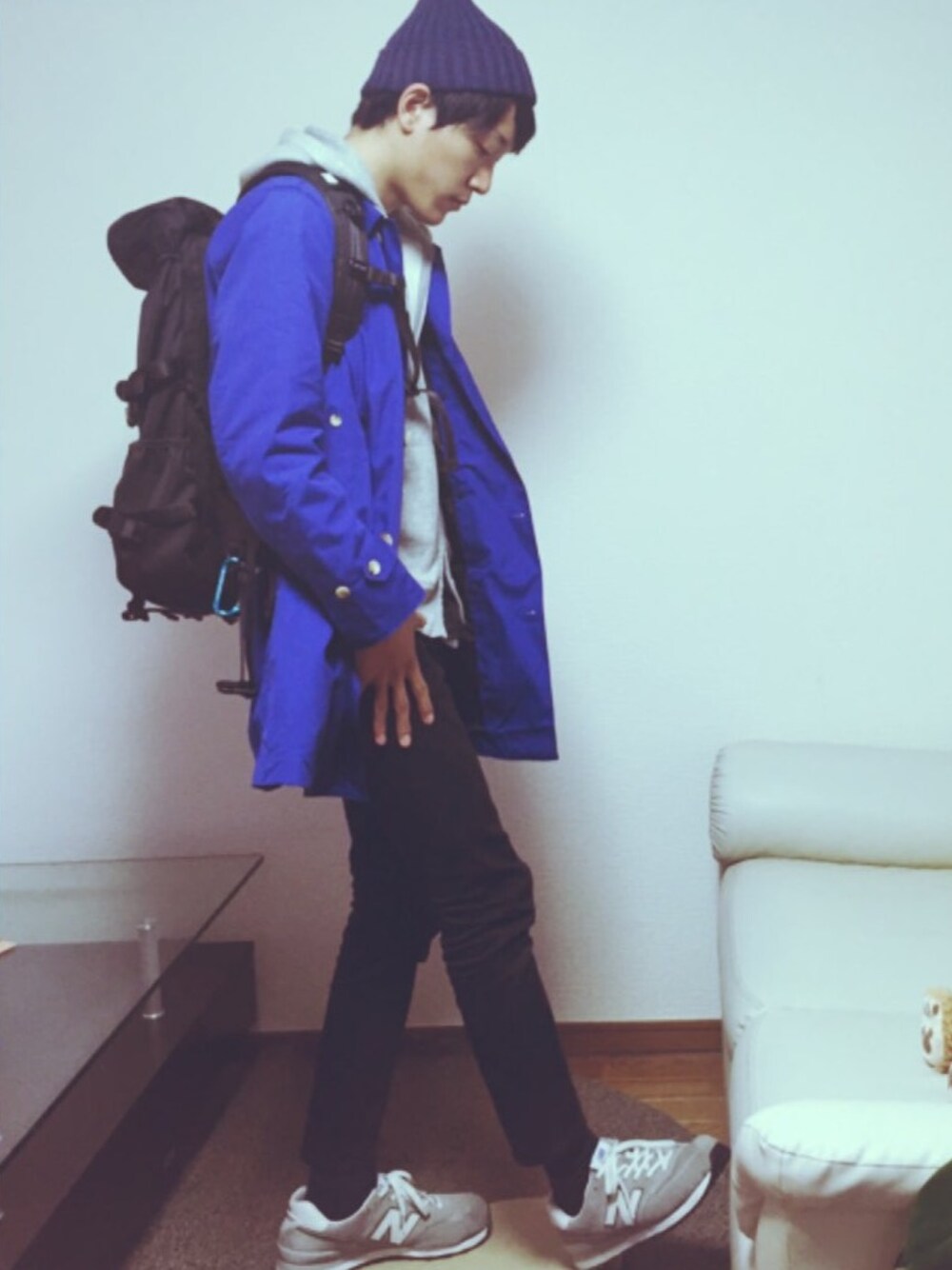 「黒スキニー、ニューバランス、ステンカラーコート、バックパック、ニット帽」｜「AS2OVの【AS2OV】CORDURA DOBBY 305D BACK PACK（バックパック/リュック、ブラック系）」を使った、Ｊ．Worshingtonさん（メンズ・185cm）の冬コーディネートの1枚目の写真