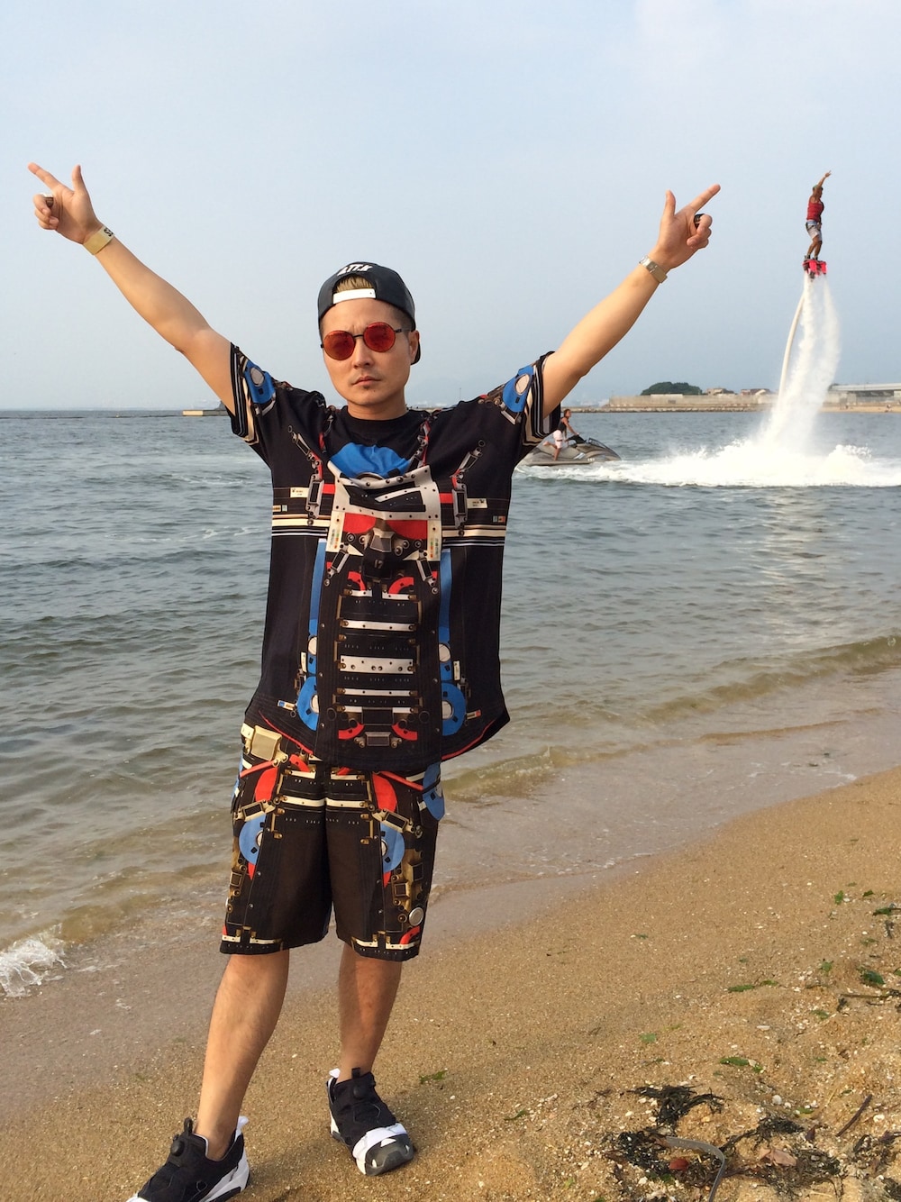 「スニーカー、キャップ、Tシャツ、サングラス、リゾート、スニーカーコーデ、リゾートスタイル、キャップ後ろかぶり、ビーチスタイル、海外セレブ風」｜「ReebokのReebok Pump Fury 20th Anniversary by 11 by Boris Bidjan Saberi x 24 Kilates（その他、その他）」を使った、VERBALさん（メンズ・170cm）の夏コーディネートの1枚目の写真