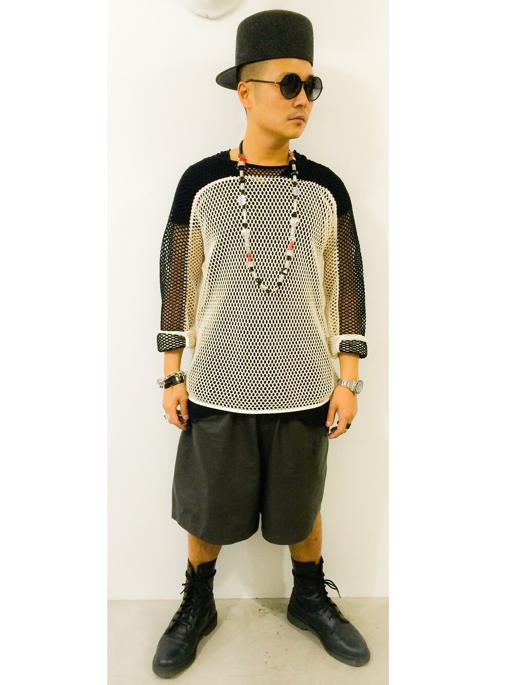 「ブーツ、キャップ、サングラス、ハット、レイヤードスタイル、革靴、ショーツ、ロングTシャツ」｜「AMBUSHのAMB Link Bracelet（ブレスレット、シルバー系）」を使った、VERBALさん（メンズ・170cm）の夏コーディネートの1枚目の写真