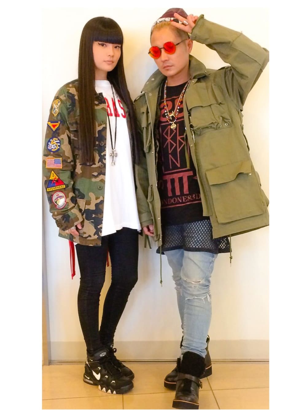 「サングラス、ミリタリー、デニム、ブーツ、ロングTシャツ、ゴールドアクセ、ミリタリーシャツ」｜「UNITED ARROWS & SONSのAMBUSH(アンブッシュ) MONTAGE ARMY （ミリタリージャケット、グリーン系）」を使った、VERBALさん（メンズ・170cm）の秋コーディネートの1枚目の写真