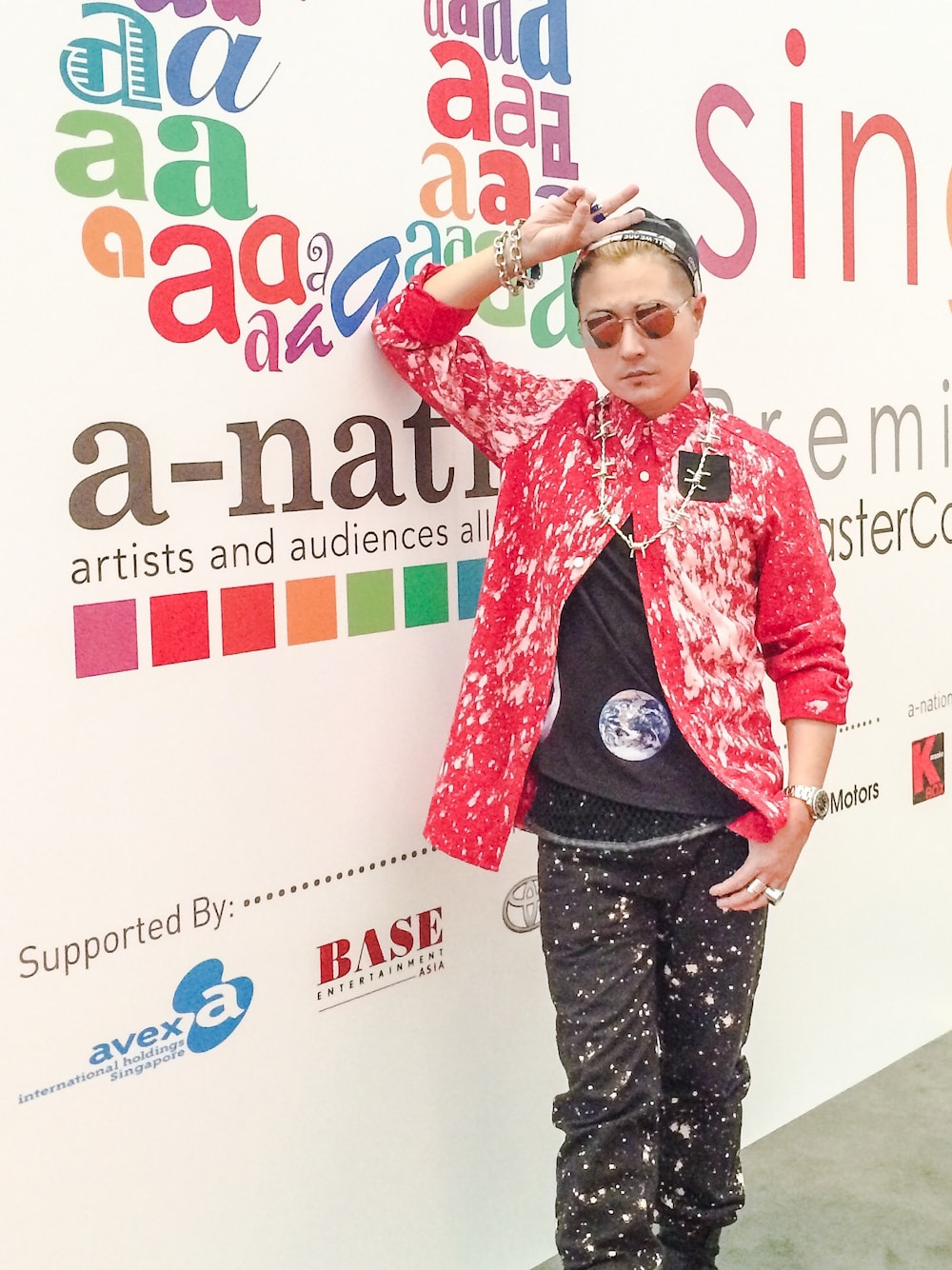 「ビーニー、サングラス、デニム、デニムシャツ、ネックレス、ブレスレット」｜「RAF SIMONSのRaf Simons x Sterling Ruby T-Shirt（Tシャツ/カットソー、ブラック系）」を使った、VERBALさん（メンズ・165cm）の秋コーディネートの1枚目の写真