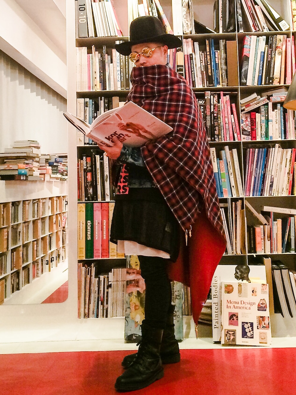 「ストール、大判ストール、ハット、サングラス、オーバーサイズ、アクセサリー、青×赤」｜「AMBUSHのWOOL SHAWL （ポンチョ、レッド系）」を使った、VERBALさん（メンズ・170cm）の秋コーディネートの1枚目の写真
