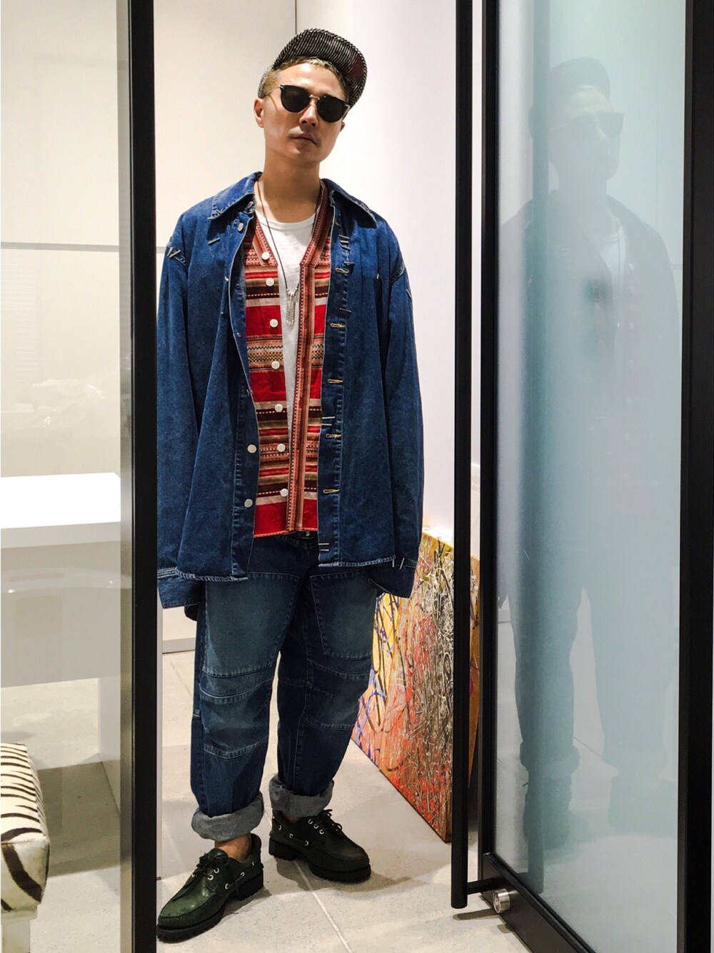 「デニム、シャツジャケット、デニムパンツ、デニムジャンプスーツ、ジャンプスーツ、デッキシューズ、サングラス、キャップ、ネックレス」｜「AMBUSHのDENIM SHIRT-JACKET（シャツ/ブラウス、ブルー系）」を使った、VERBALさん（メンズ・165cm）の秋コーディネートの1枚目の写真