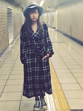 「NINE（ナイン）のアイテム（トレンチコート）」を使った、知念美加子さん（レディース・163cm）の秋コーディネート