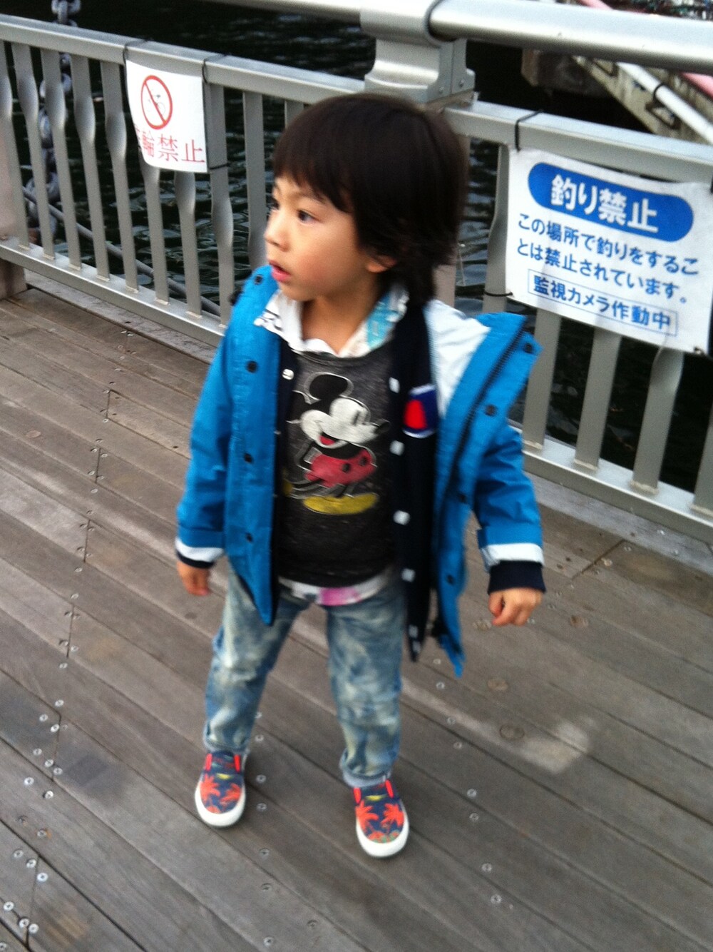 「＃デニム、#kids、#zara、#champion、#fith社、#BOY、#秋服、#秋先取り」｜「DENIM DUNGAREEのアイテム（Tシャツ/カットソー、ブラック系）」を使った、Ritzさん（キッズ・110cm）の夏コーディネートの1枚目の写真