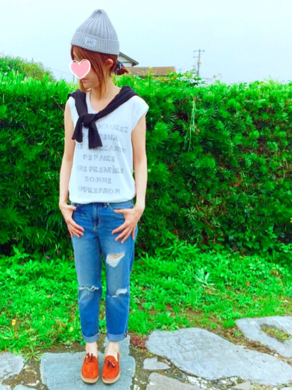 ブルー系のデニムパンツ、ブラウン系のシューズ、ホワイト系のTシャツ/カットソーを着用したレディースの夏コーディネートの1枚目の写真