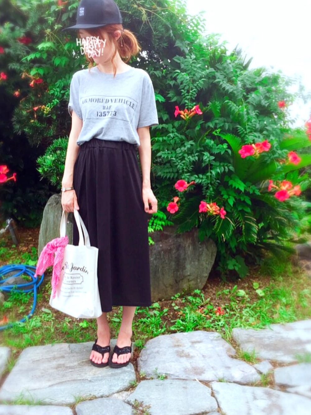 ブラック系のスカート、グレー系のTシャツ/カットソー、ブラック系のハットを着用したレディースの夏コーディネートの1枚目の写真