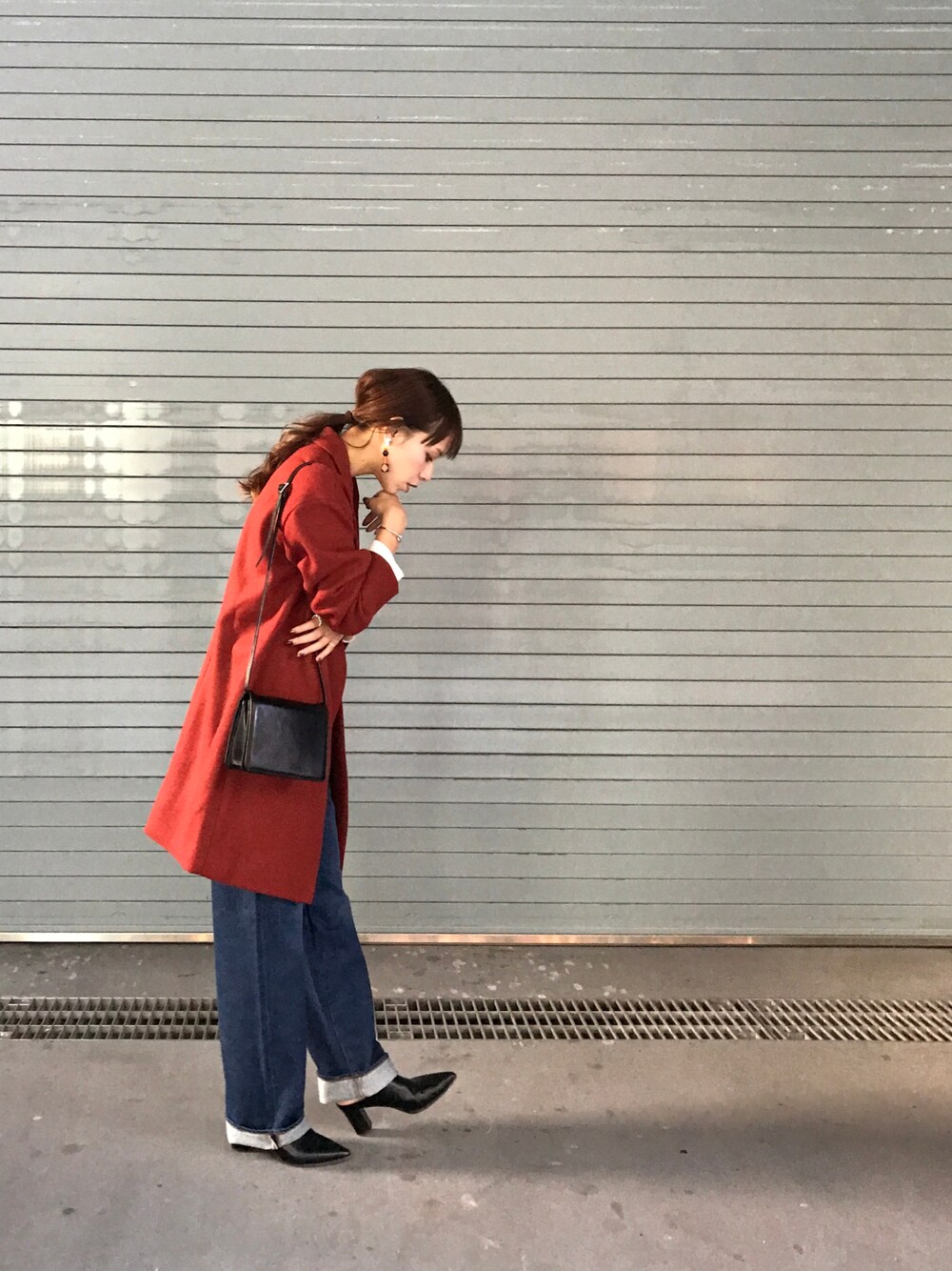 「TODAYFULのウールチェスターコート（チェスターコート、レッド系）」を使った、Maki Tobikaさん（レディース・167cm）の秋コーディネートの1枚目の写真